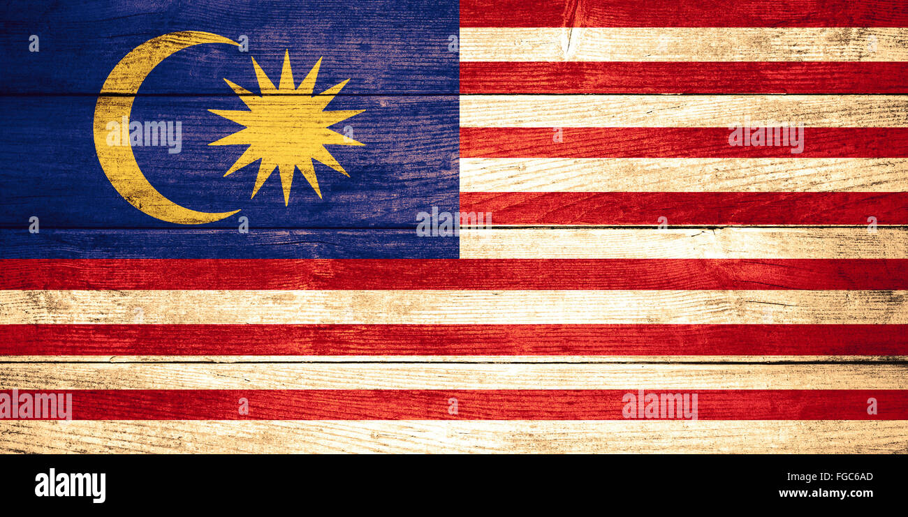 Bandiera della Malaysia o banner Malay su sfondo di legno Foto Stock