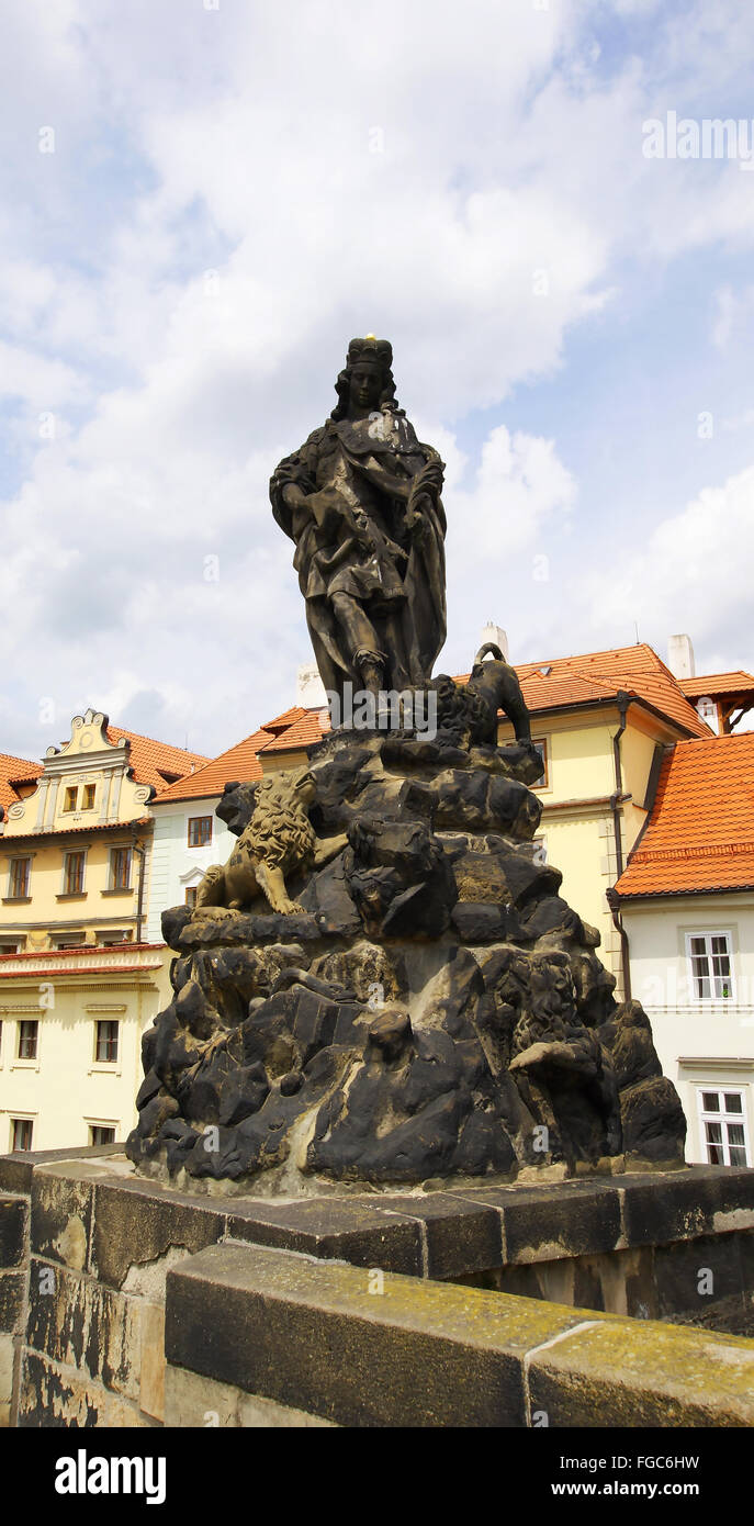 Vecchio oscurato St. Vith scultura sul Ponte Carlo a Praga Foto Stock