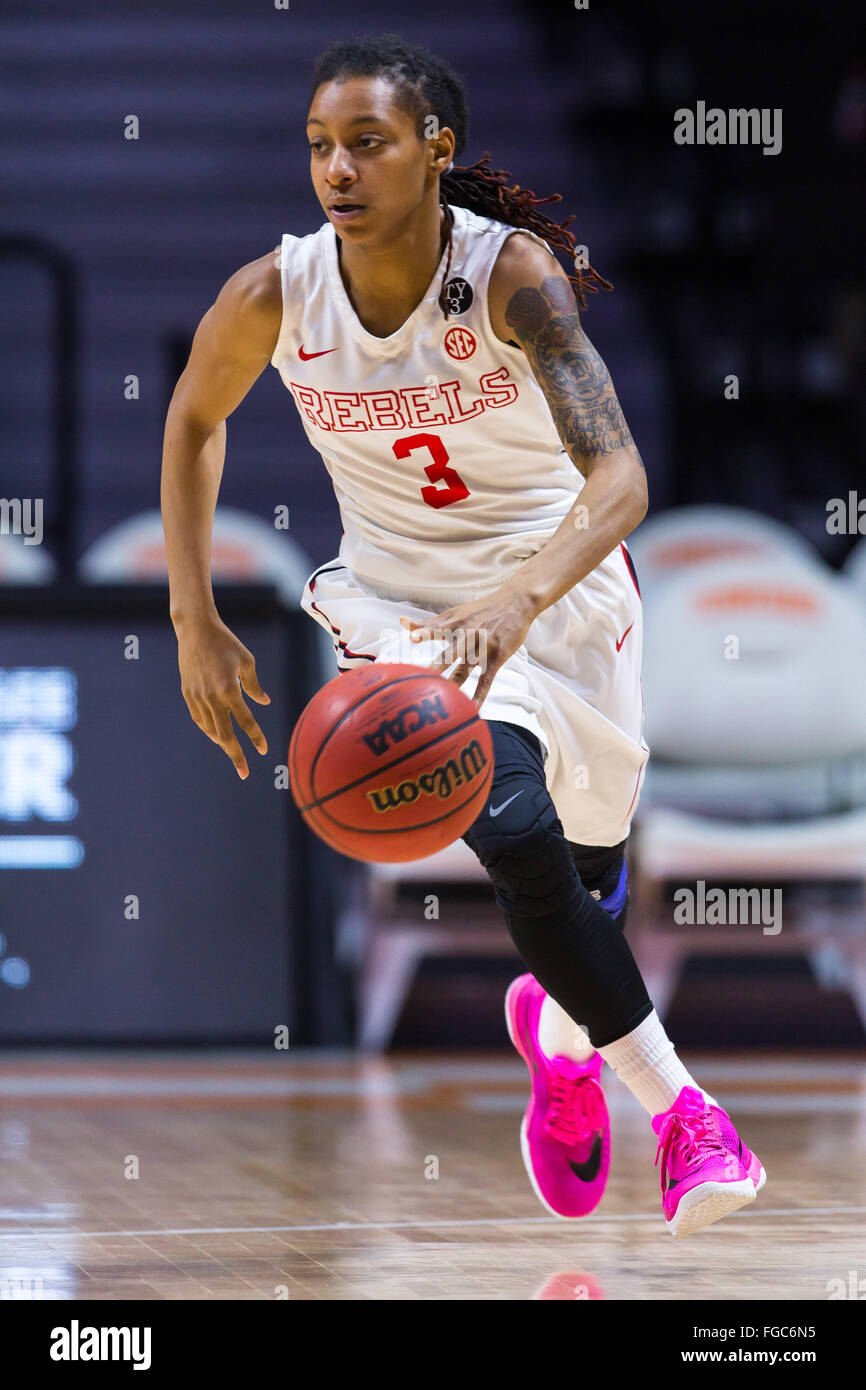 18 febbraio 2016: un 'Regina Hayes #3 del Mississippi ribelli porta la palla in alto tribunale durante il NCAA pallacanestro tra la University of Tennessee Lady volontari e la University of Mississippi ribelli a Thompson Boling Arena a Knoxville TN Tim Gangloff/CSM Foto Stock