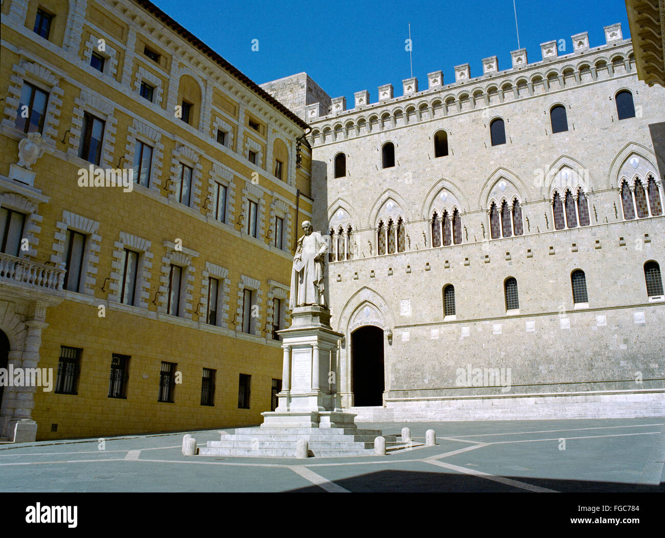 L'Italia, Toscana, Siena, Statua di Sallustio Bandini di fronte a Palazzo Salimbeni Banca Monte dei Paschi di Siena più antico sopravvissuto Foto Stock