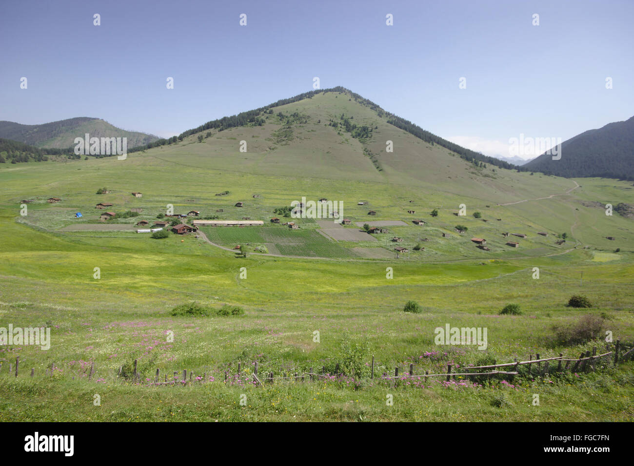 Fienili di Shenako, Tusheti, Georgia Foto Stock