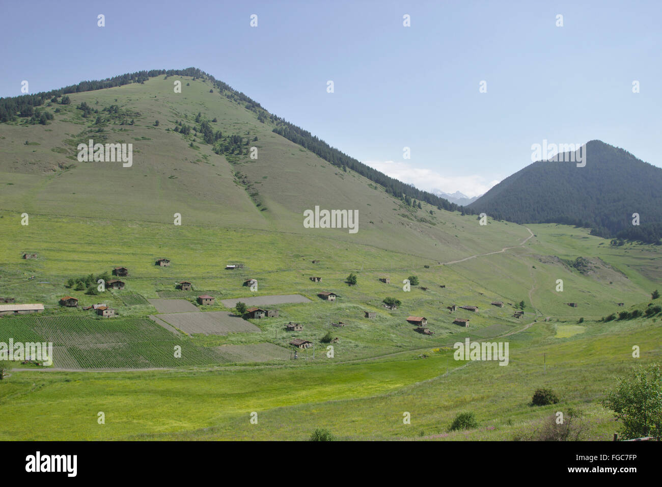 Fienili di Shenako, Tusheti, Georgia Foto Stock