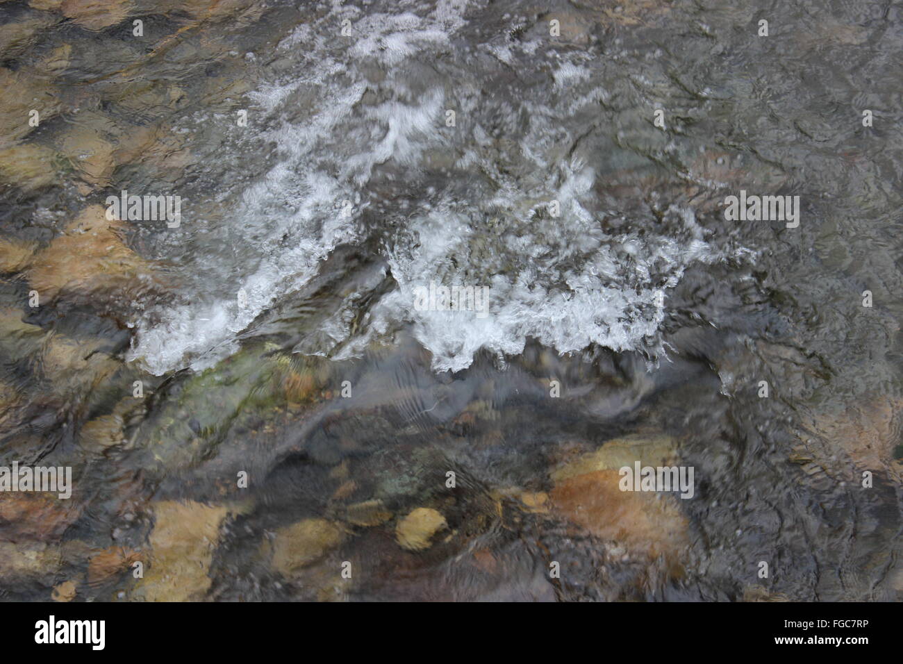 Acqua scorrente veloce Foto Stock