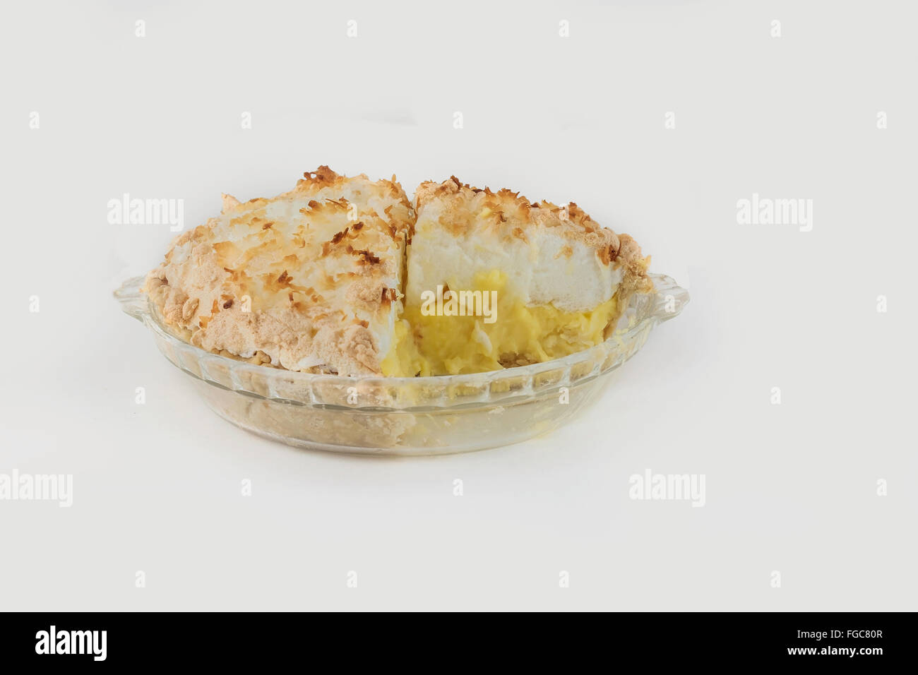 3/4 di una torta di meringa al cocco appena sfornata, isolata su bianco. STATI UNITI. Foto Stock