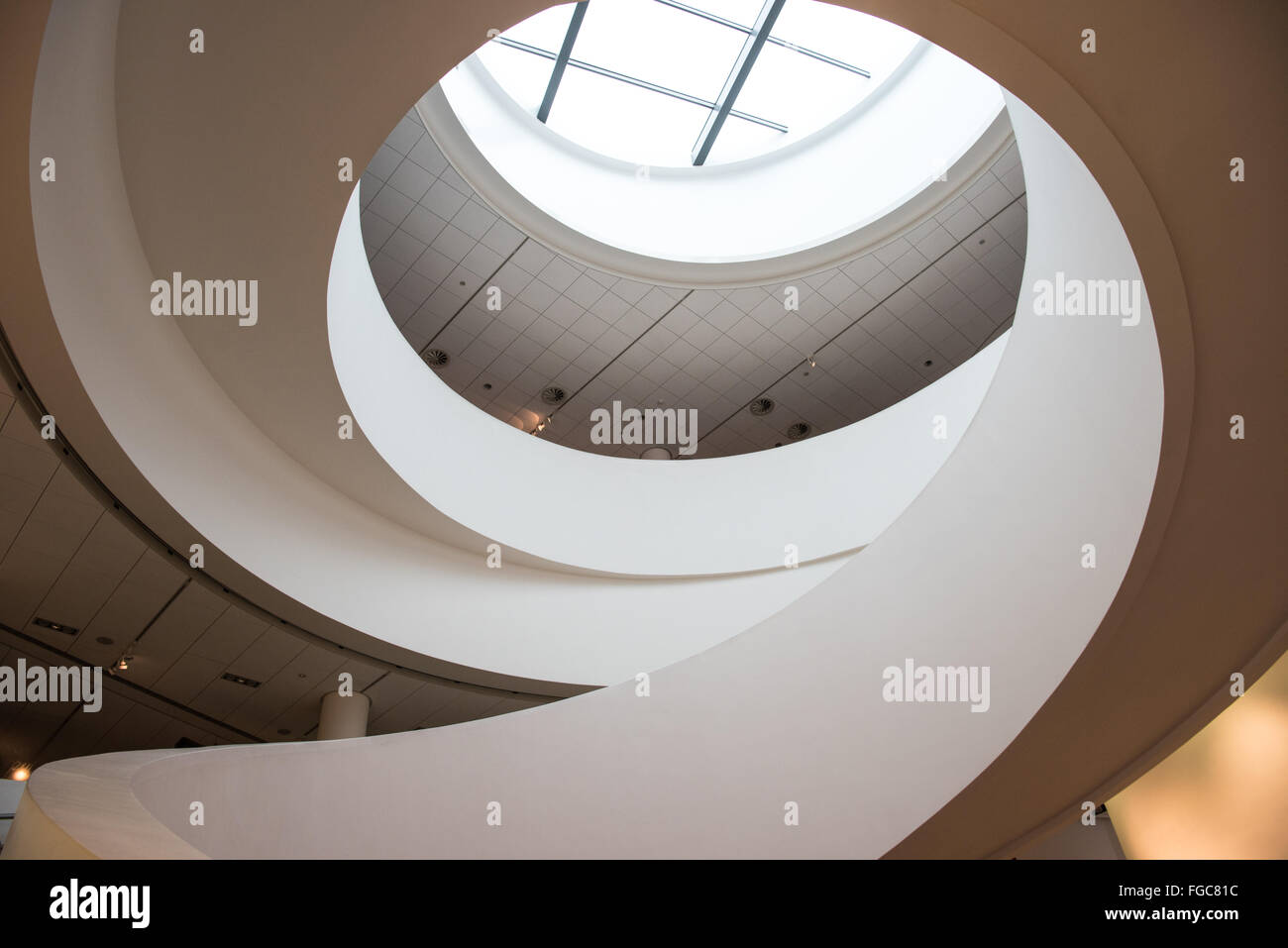 Suggestiva architettura con una circolare bianco scala nel pluripremiato museum di Liverpool Foto Stock