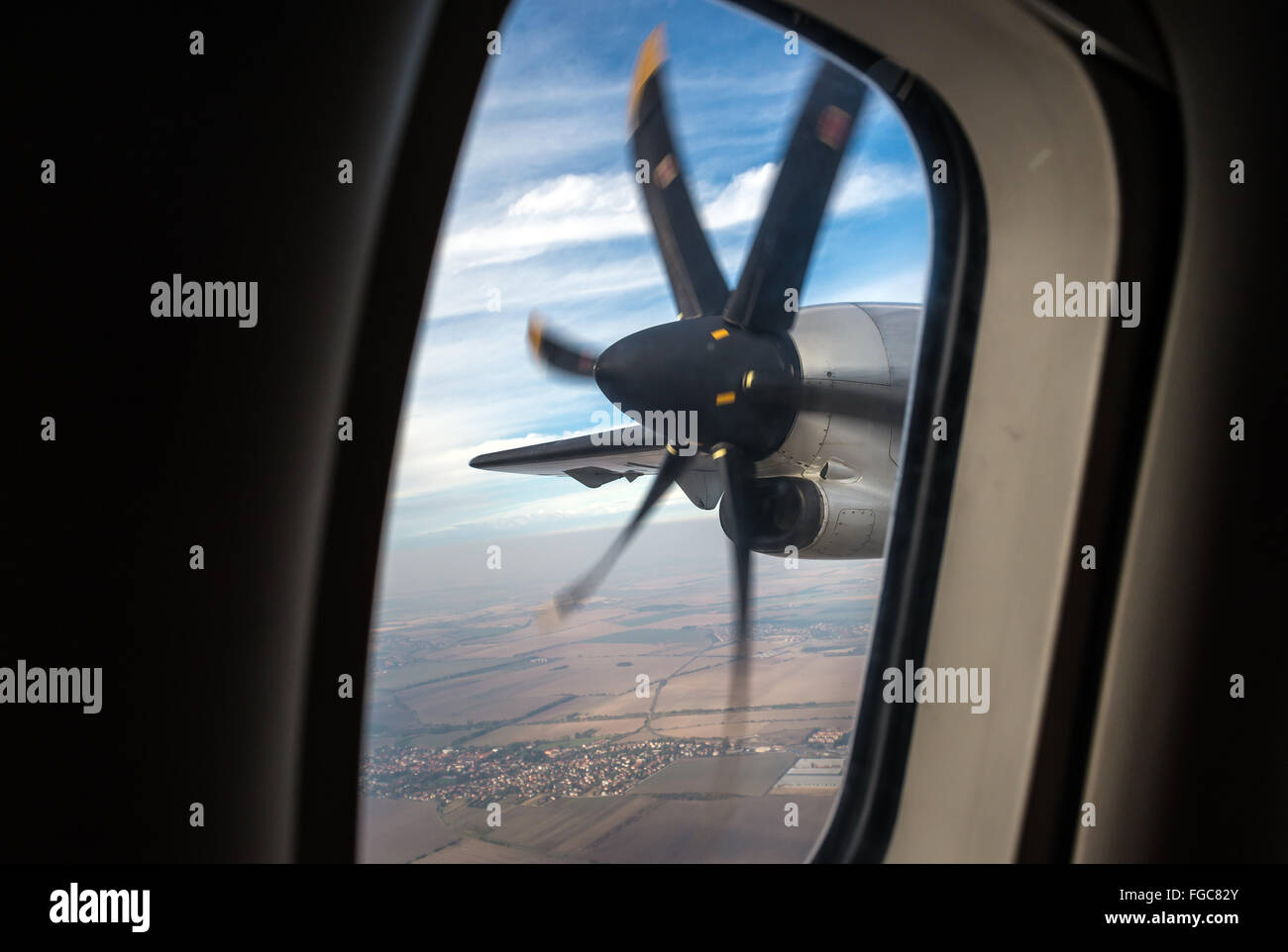 Piano a turboelica elica visto attraverso la finestra durante il volo Foto Stock