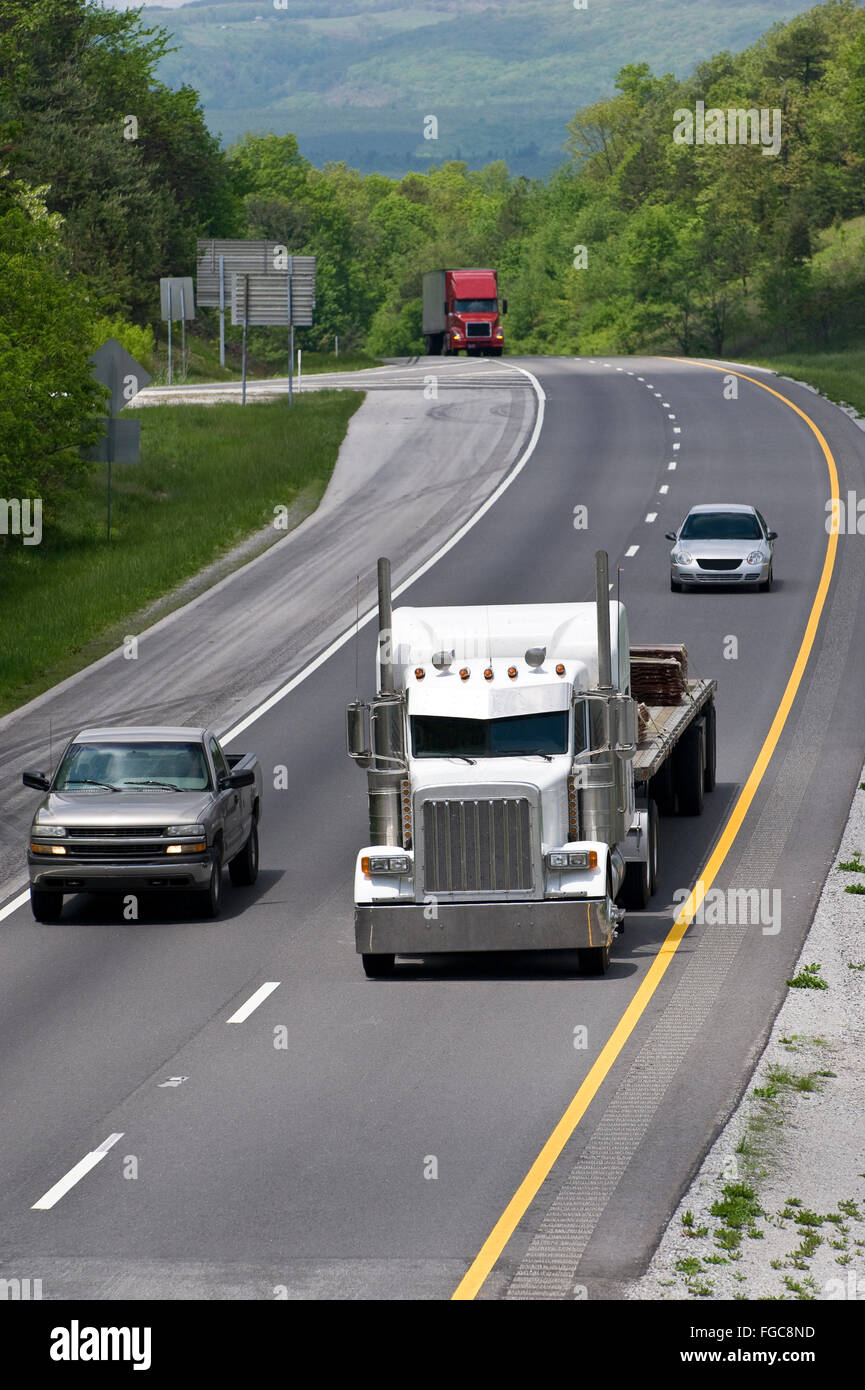 Interstate traffico con Big Trucks in Tennessee Foto Stock