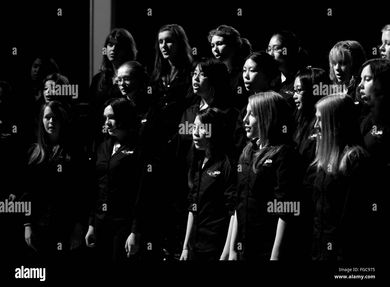 Adolescente ragazzi e ragazze e provare a eseguire un annuale di alta scuola concerto di primavera. Foto Stock