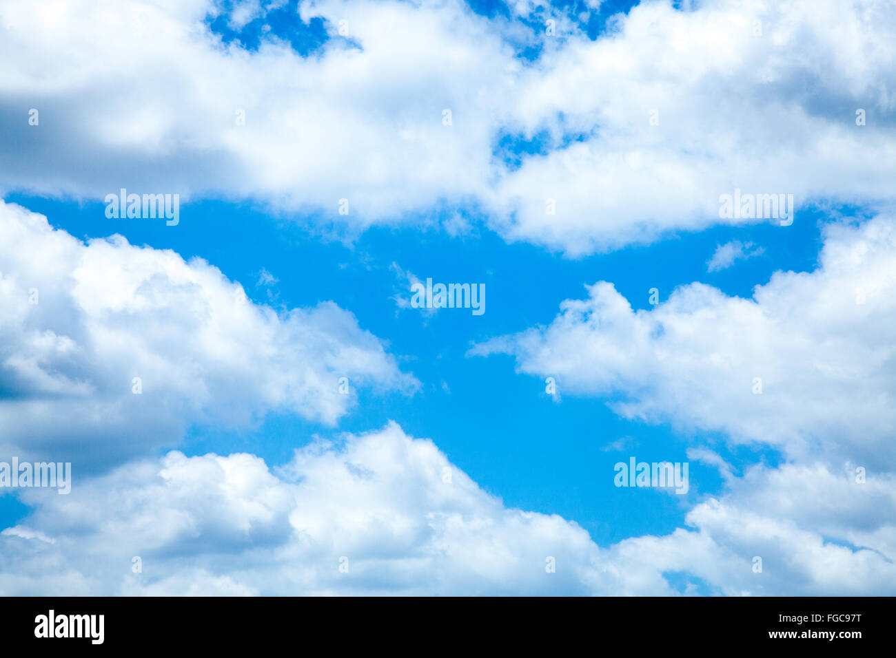 Cielo blu e nuvole bianche di sfondo cielo nuvoloso Texture Pattern Skyscape Foto Stock