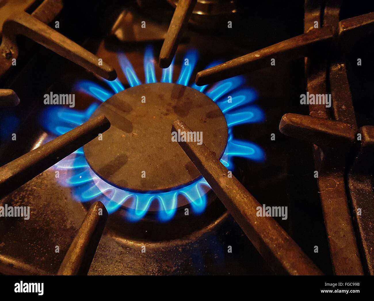 Close up di un bruciatore di gas nel fornello da cucina. Foto Stock