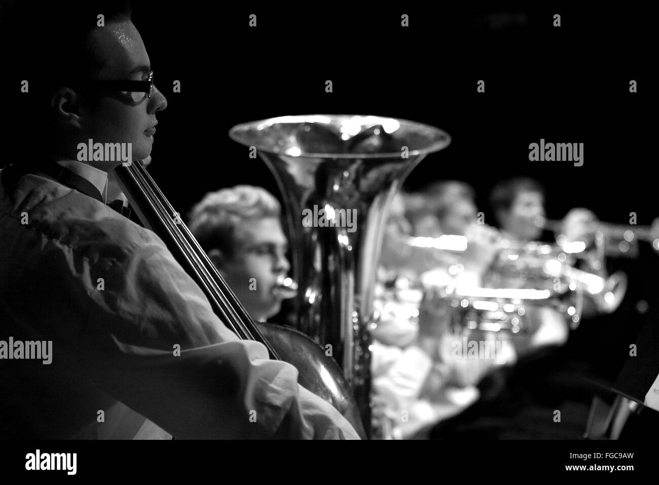 Adolescente ragazzi e ragazze e provare a eseguire un annuale di alta scuola concerto di primavera. Foto Stock