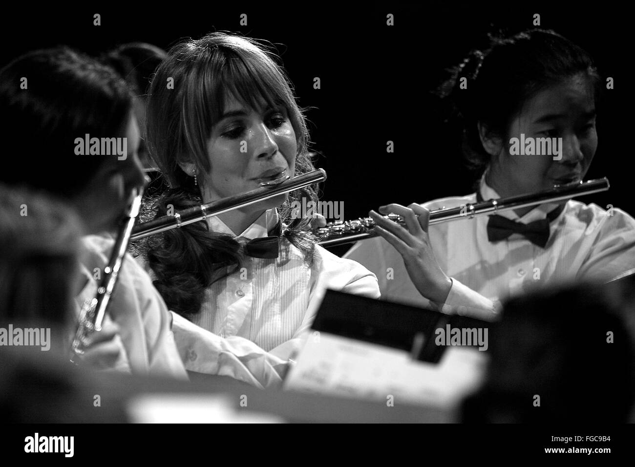 Adolescente ragazzi e ragazze e provare a eseguire un annuale di alta scuola concerto di primavera. Foto Stock