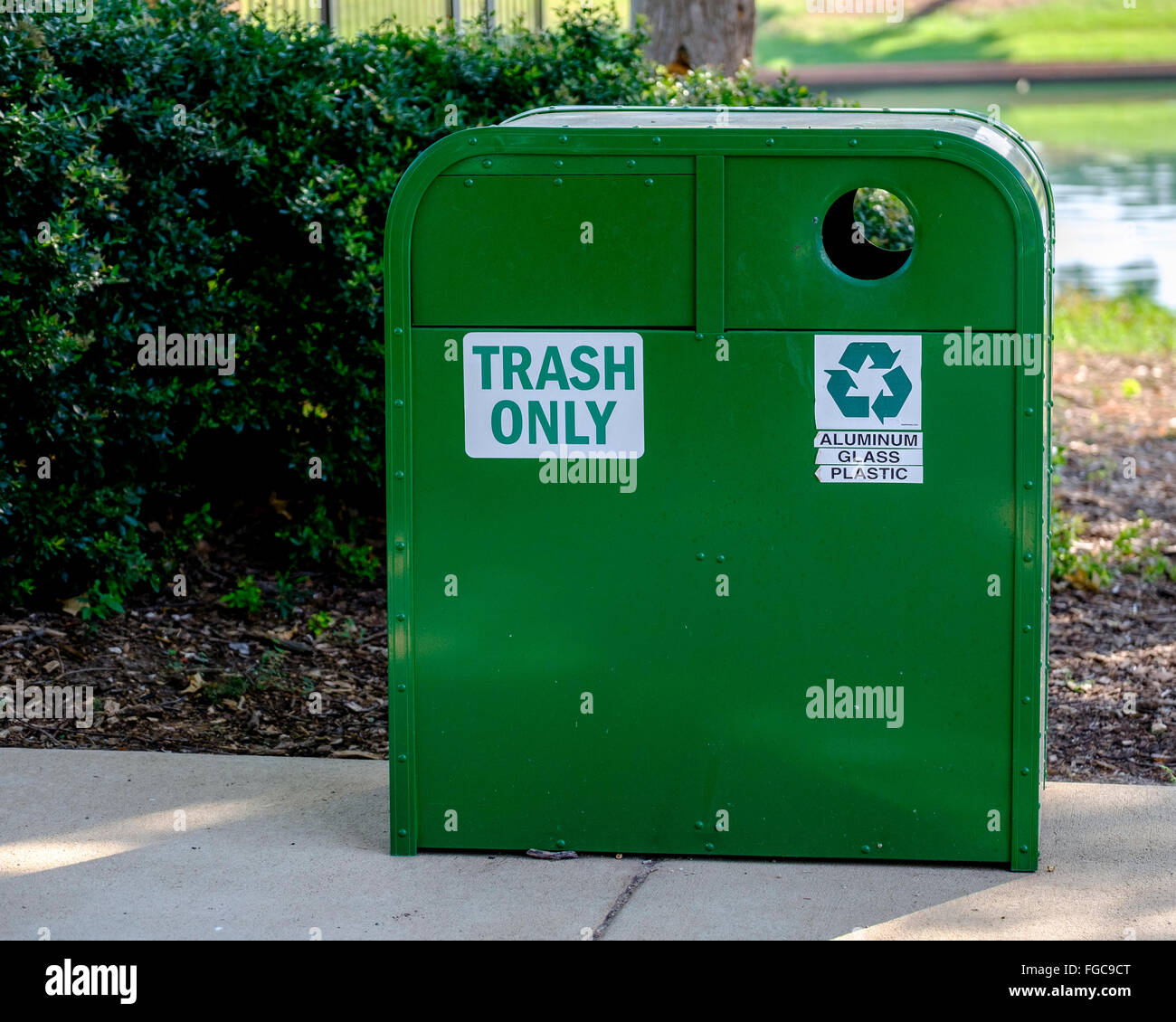 Un cestino dei rifiuti o receipticle sui motivi di un parco pubblico nella città di Oklahoma, Oklahoma, Stati Uniti d'America. Foto Stock