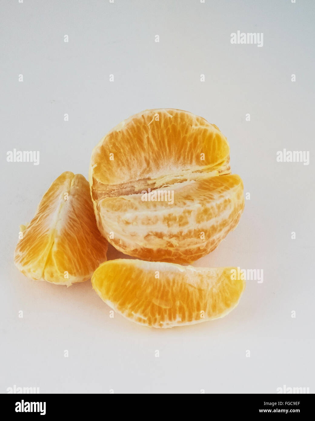 Un arancio, citrus x sinensis, su un aggiunto digitalmente la tinta del colore dello sfondo. Foto Stock