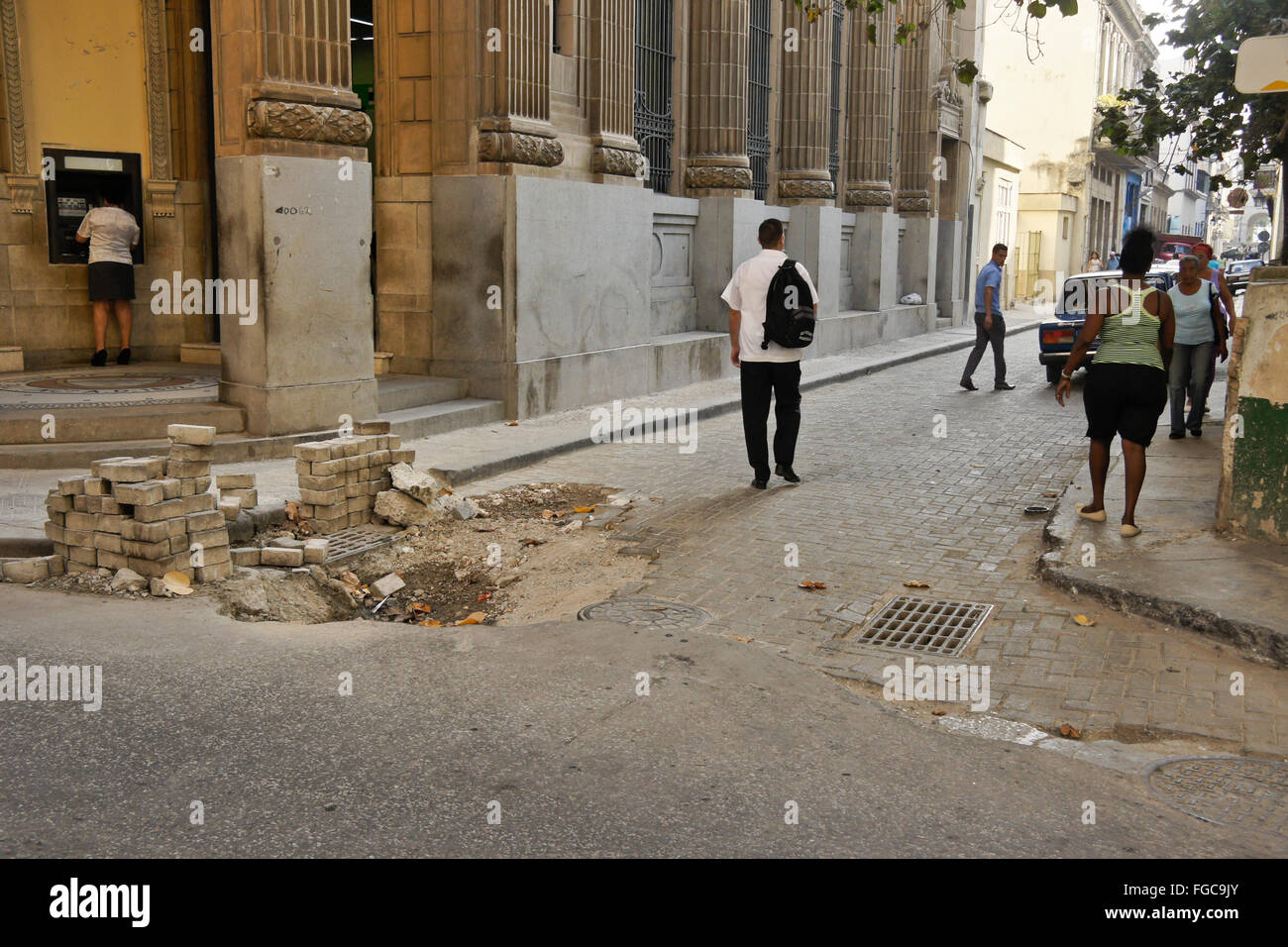 Street (al di fuori di banca) in stato di abbandono, Havana Vieja (l'Avana Vecchia), Cuba Foto Stock