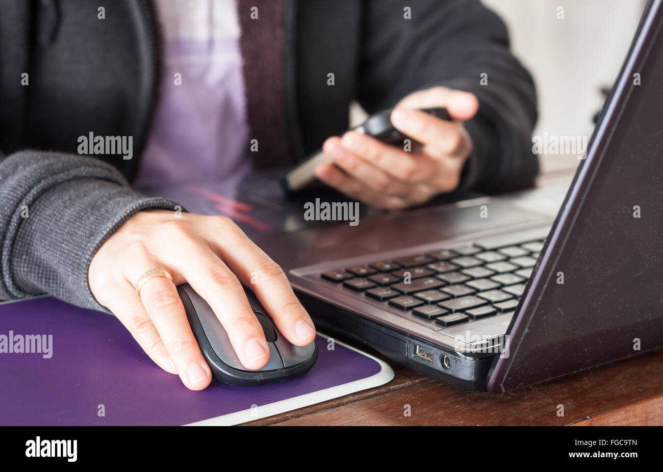 Donna che utilizza smart phone a scrivania da ufficio, stock photo Foto Stock