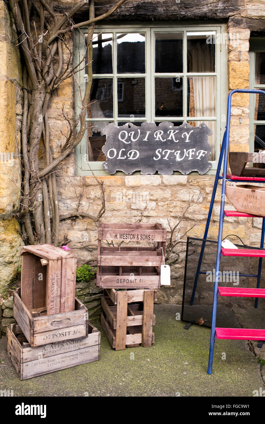 Vintage e Paint Shop. Stow on the Wold, Gloucestershire, Cotswolds, Inghilterra Foto Stock