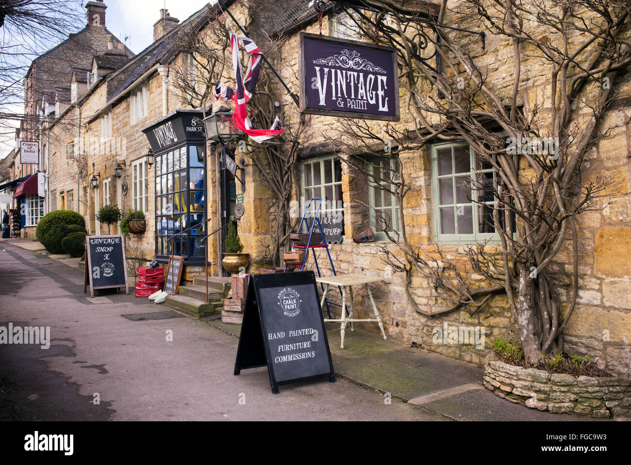 Vintage e Paint Shop. Stow on the Wold, Gloucestershire, Cotswolds, Inghilterra Foto Stock