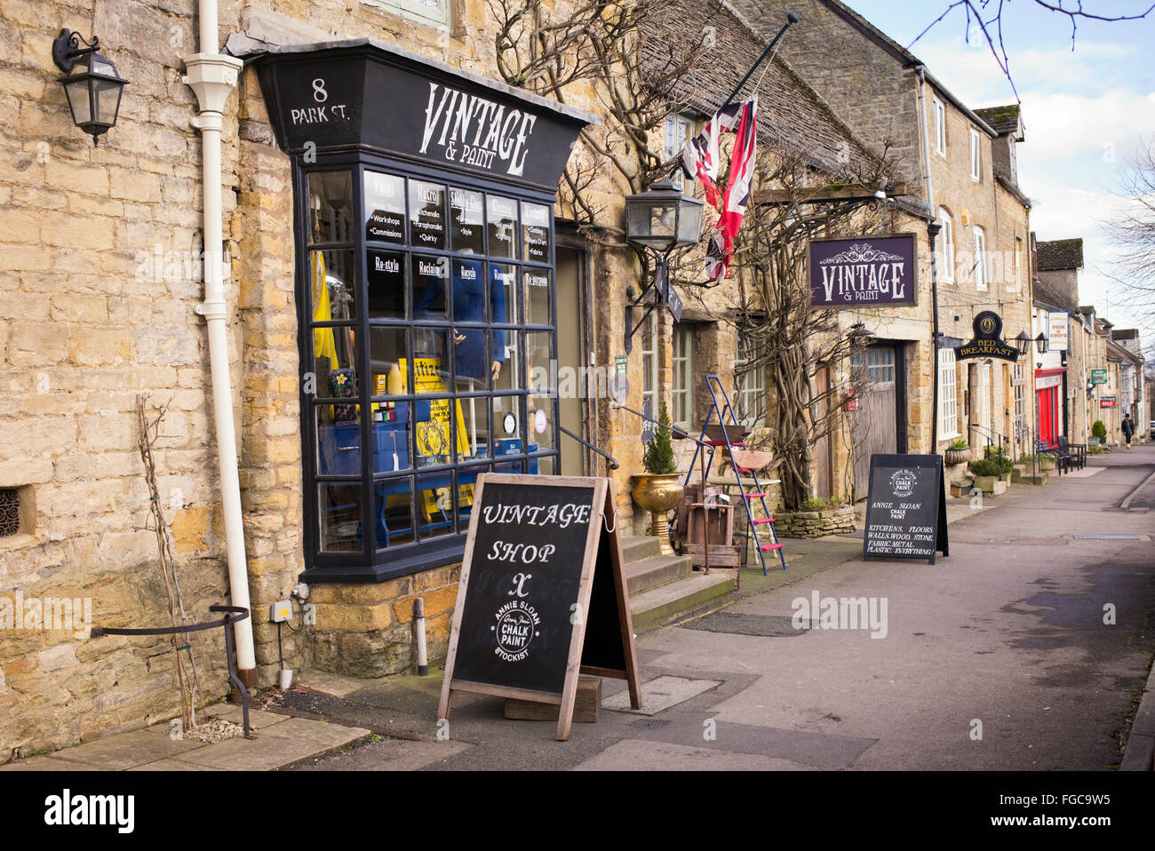 Vintage e Paint Shop. Stow on the Wold, Gloucestershire, Cotswolds, Inghilterra Foto Stock