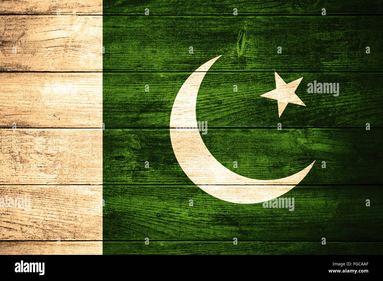 Bandiera del Pakistan o banner pakistano su sfondo di legno Foto Stock