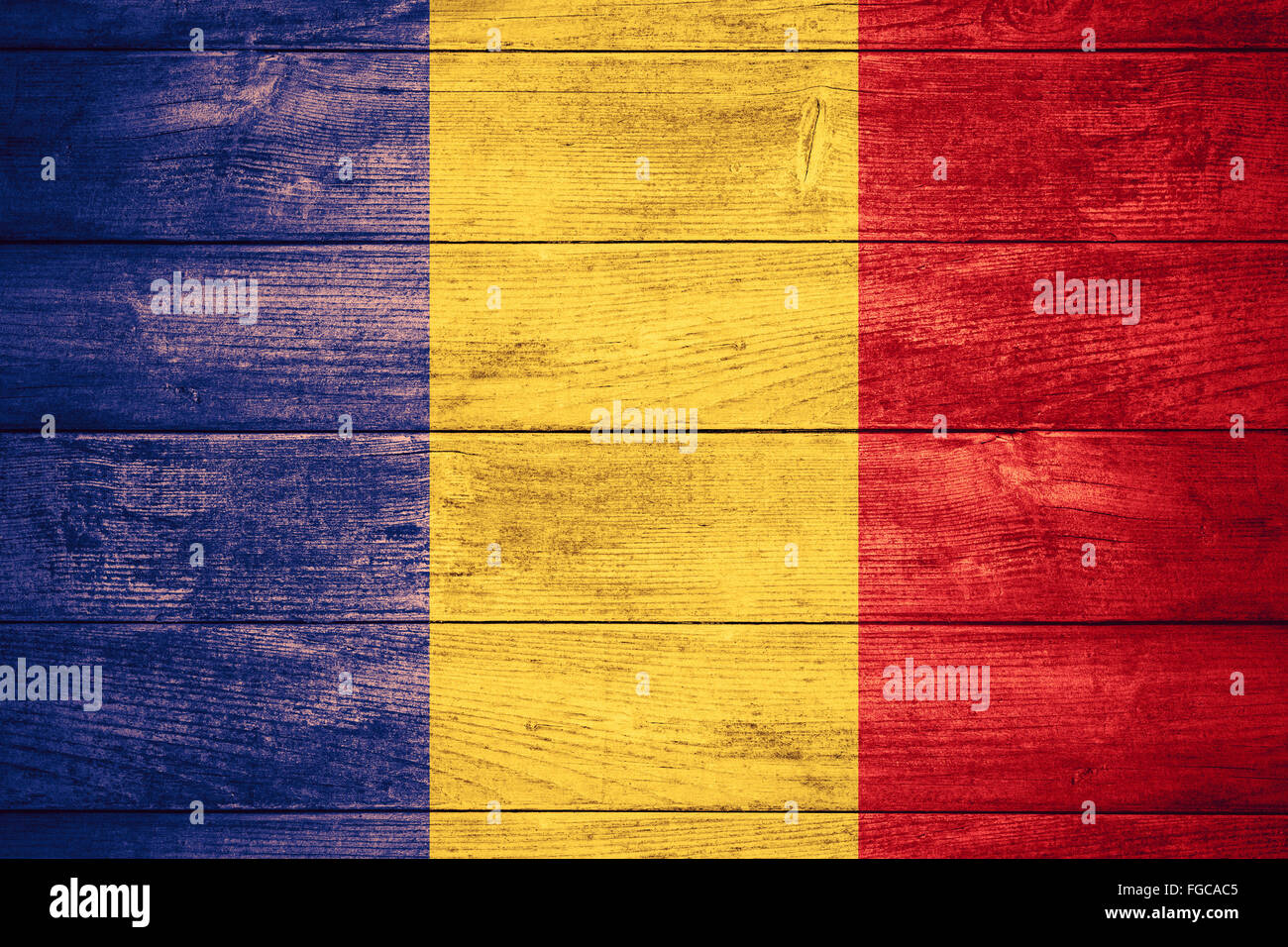 Bandiera della Romania o rumeno banner su sfondo di legno Foto Stock