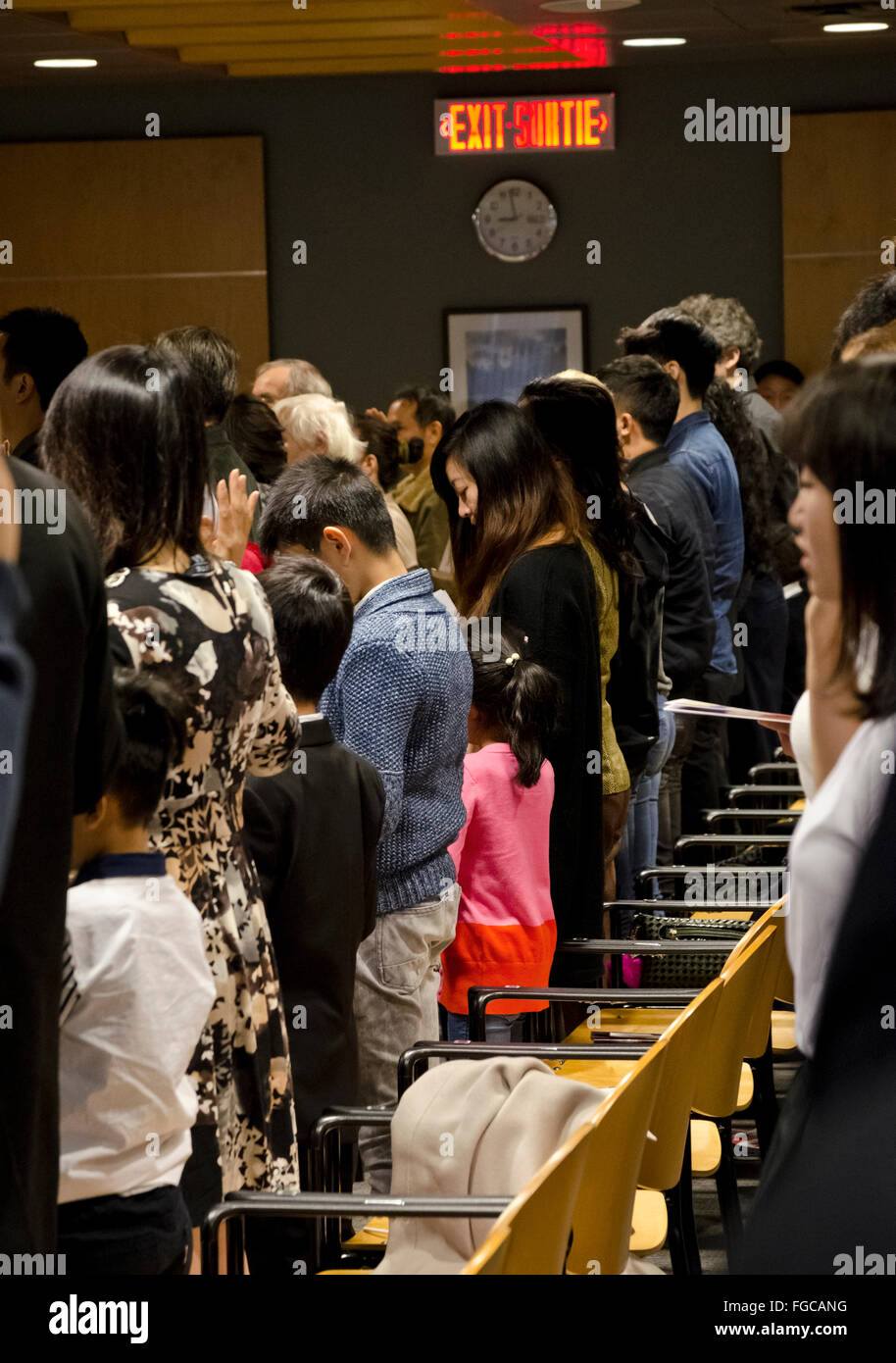 I partecipanti hanno giurato di diventare nuovi canadesi nella cerimonia della cittadinanza a Vancouver, BC, Canada, nel novembre 2015. Solo per uso editoriale. Foto Stock