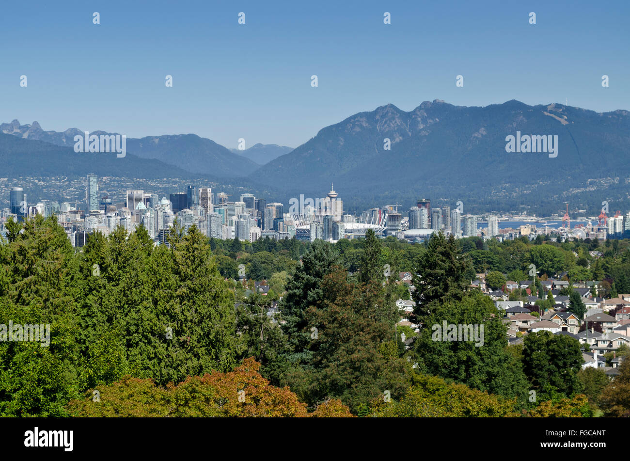 Vista panoramica della città di Vancouver Downtown skyline con le montagne. Vista dal Queen Elizabeth Park. Foto Stock