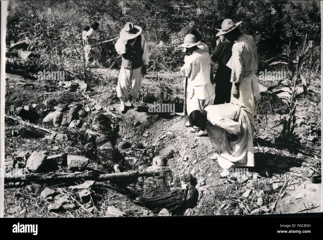 1951 - Scena dopo il massacro di 300 Corea del Sud civili da parte della Corea del Nord la polizia civile a Chang- Pa : Foto appena ricevuto dalla Korean battaglia davanti che mostra la scioccante scena dopo il massacro di 300 South Korean civili tra cui molte donne e bambini shot a sangue freddo da nord coreano la polizia civile a Chang-Pa. Una relazione completa del massacro e di altre città atro commessi da nord coreani saranno presentati davanti alle Nazioni Unite. © Keystone Pictures USA/ZUMAPRESS.com/Alamy Live News Foto Stock