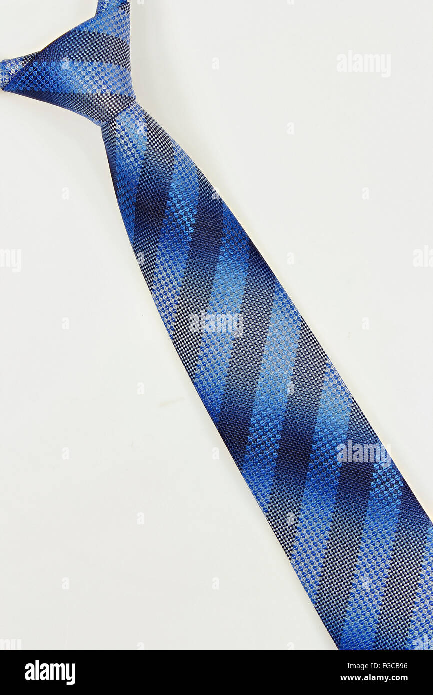 Striped cravatta blu su sfondo bianco Foto Stock