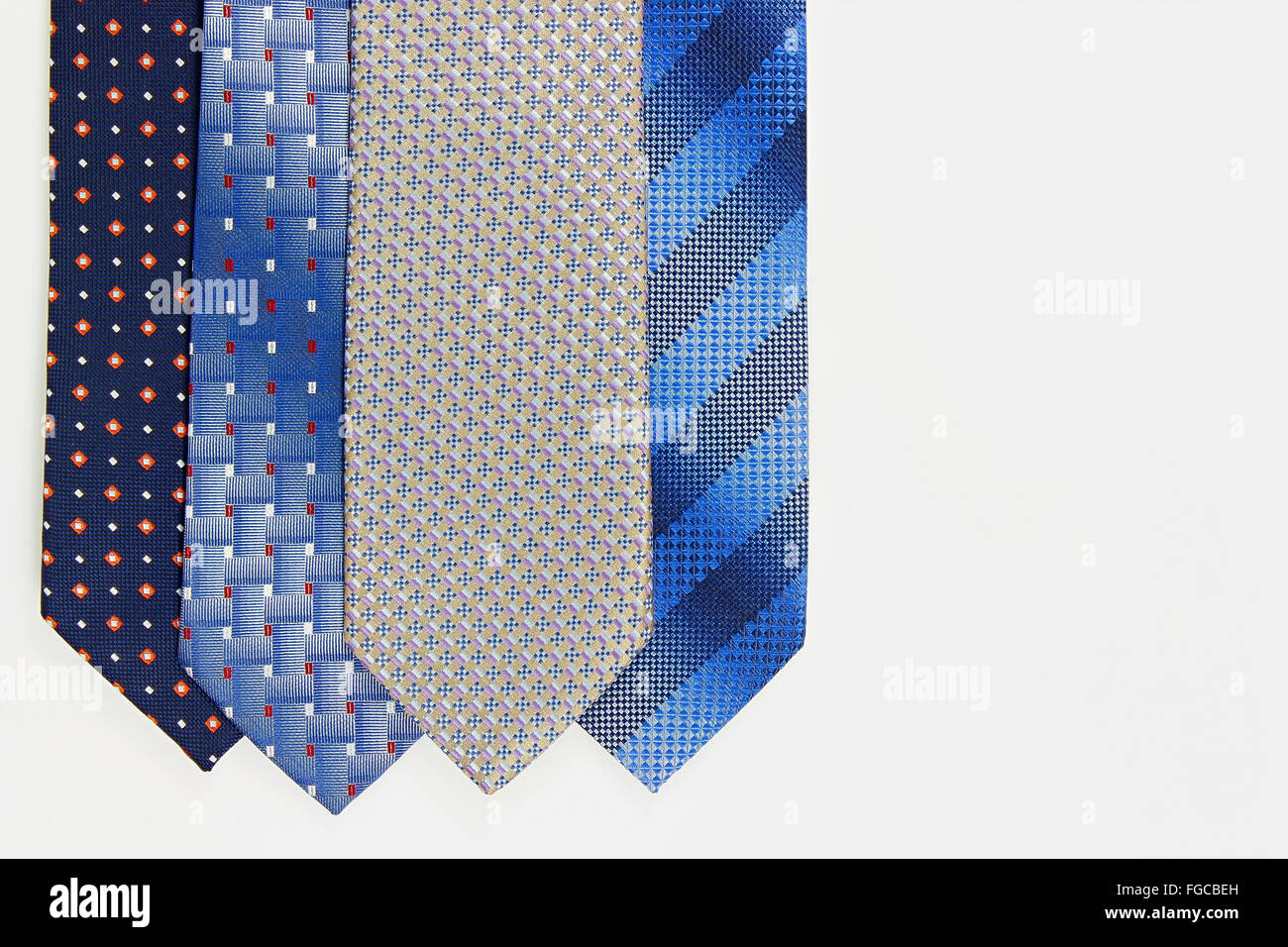 Alcune cravatte colorate su sfondo bianco Foto Stock
