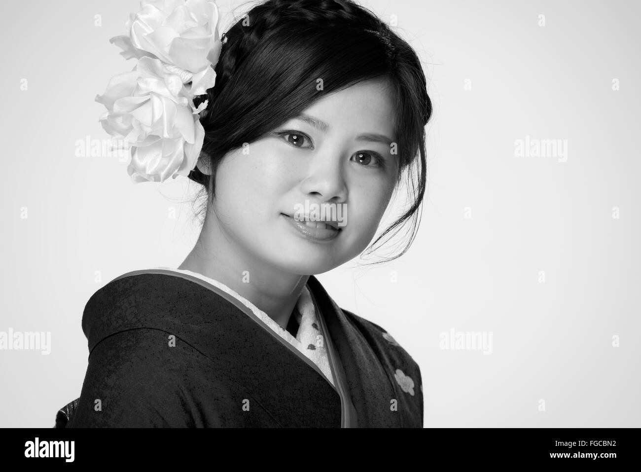 Un ritratto di una giovane e bella ragazza giapponese in un kimono blu per la sua venuta di età cerimonia il suo ventesimo compleanno. Foto Stock