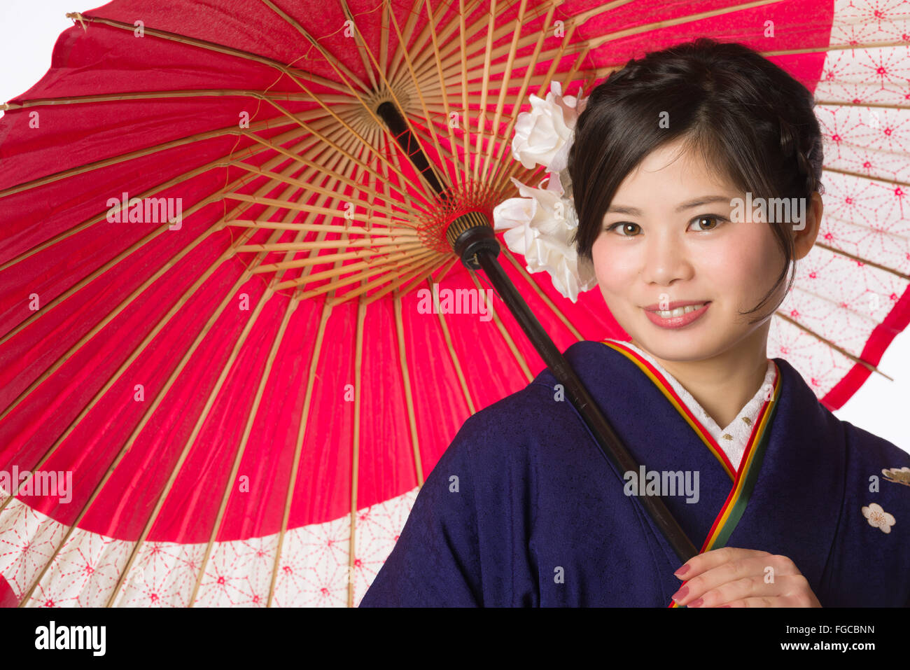 Un ritratto di una giovane e bella ragazza giapponese in un kimono blu per la sua venuta di età cerimonia il suo ventesimo compleanno. Foto Stock