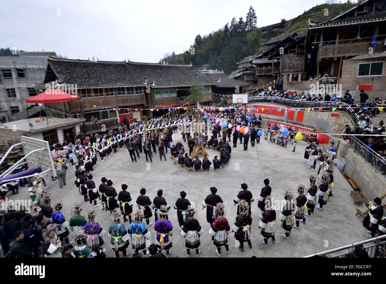 Qiandongnan, Renli Township del sud-ovest della Cina di Guizhou. 18 Febbraio, 2016. Dong la gente ballare durante la Chixiangsi attività nel villaggio di Renji, Renli Township del sud-ovest della Cina di Guizhou, Feb 18, 2016. Chixiangsi è un usanza popolare in habitat di Dong persone, durante il quale i giovani di diversi villaggi danza in costumi e cercare quello che amano. © Wang Bingzhen/Xinhua/Alamy Live News Foto Stock