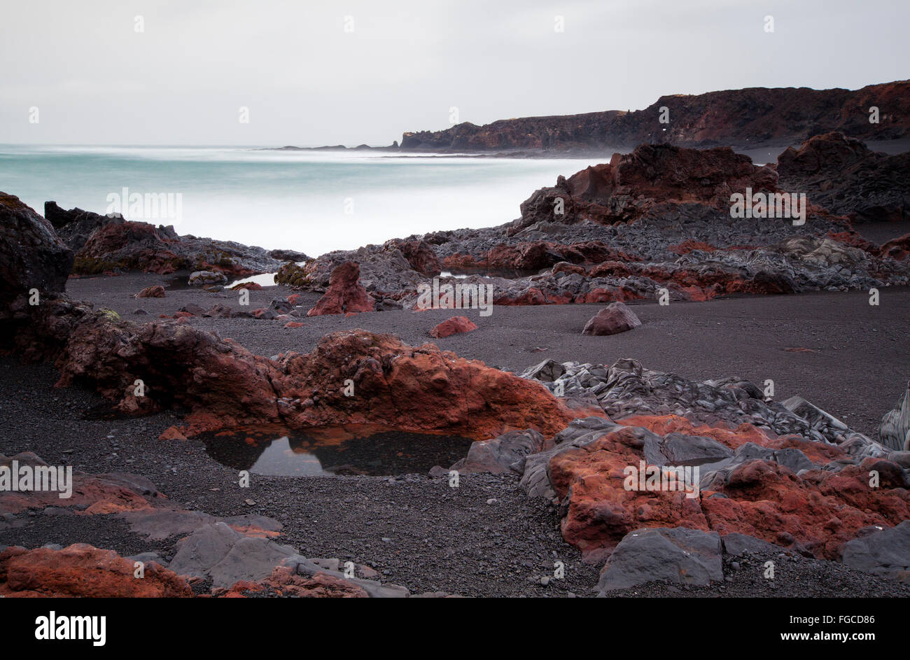 Litorale con sabbia nera, Djupalonsssandur, Hellnar, penisola di Snaefellsnes, Islanda Foto Stock