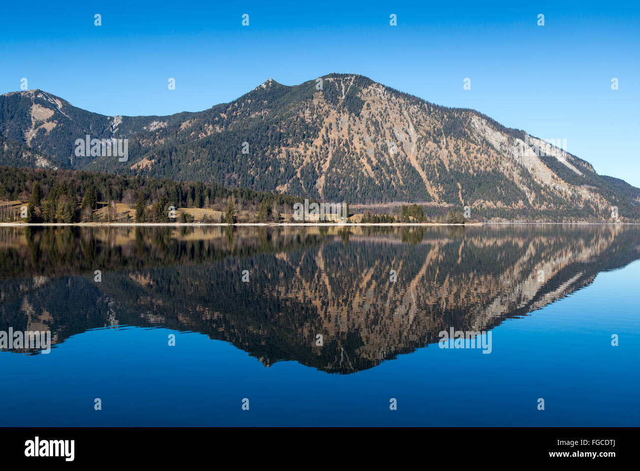La mattina presto sul lago ai piedi delle Alpi, dietro Herzogstand e Heimgarten, Walchensee, Alta Baviera, Baviera Foto Stock