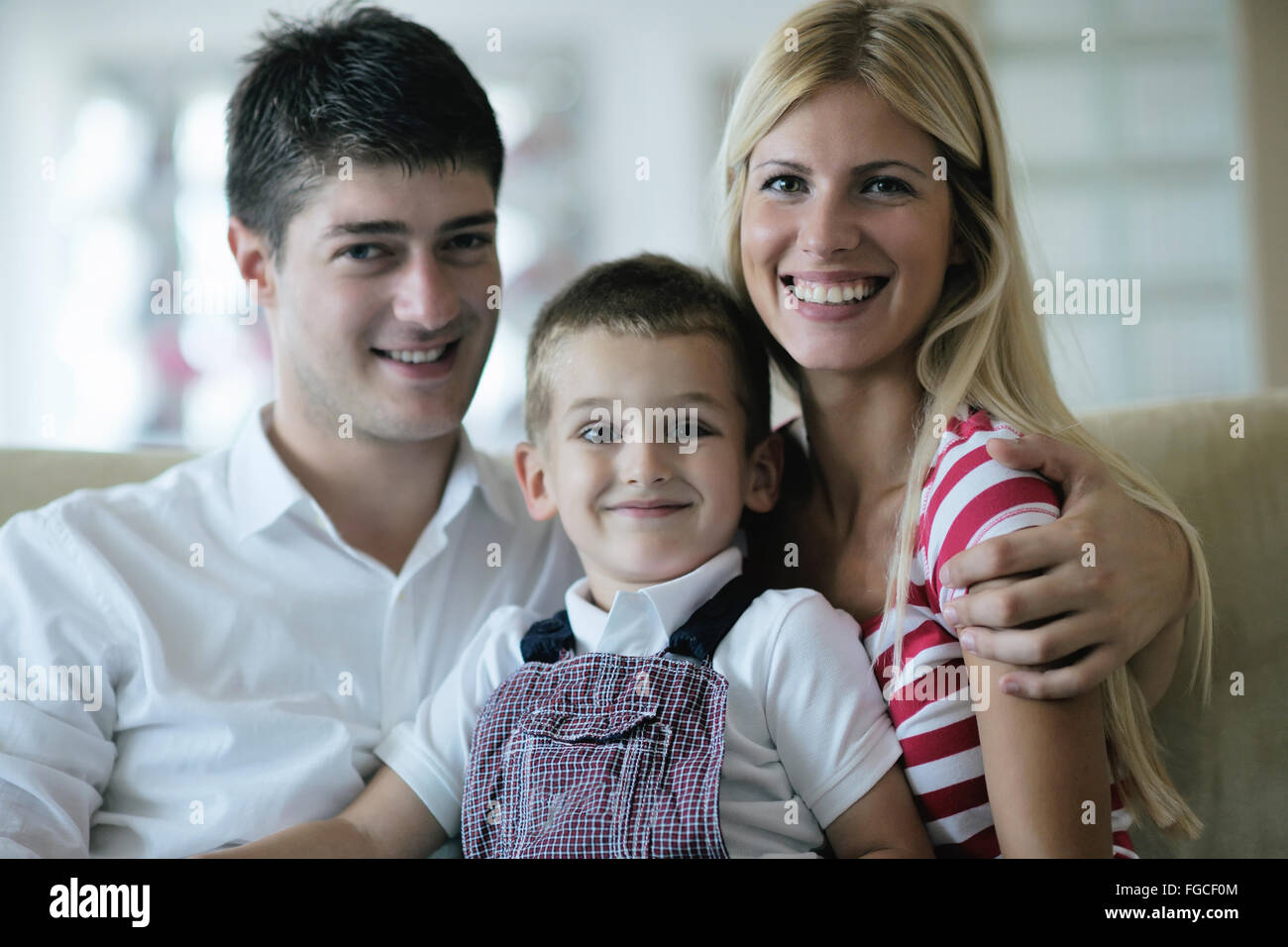 famiglia a casa Foto Stock