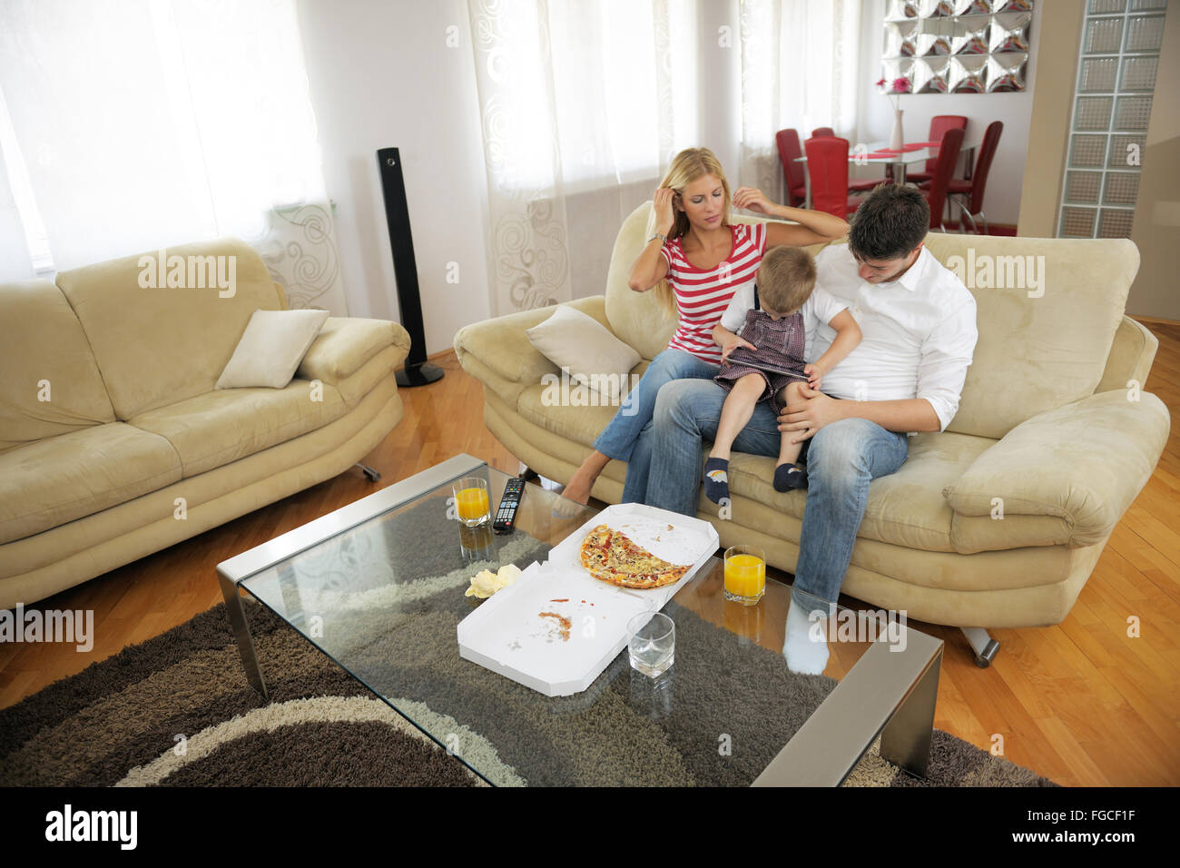 Famiglia mangiare la pizza Foto Stock