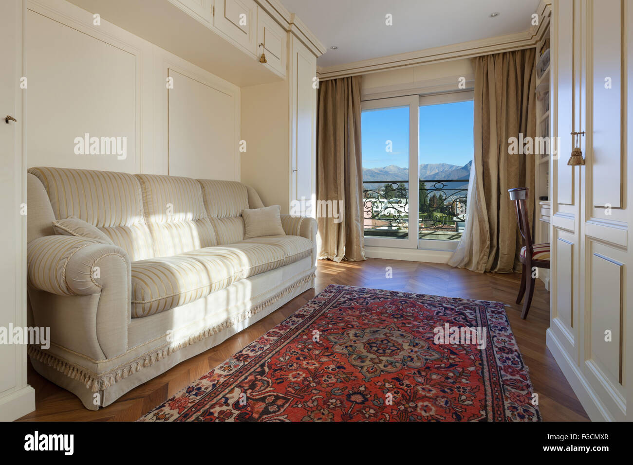 Interno, soggiorno confortevole con mobili design classico Foto Stock