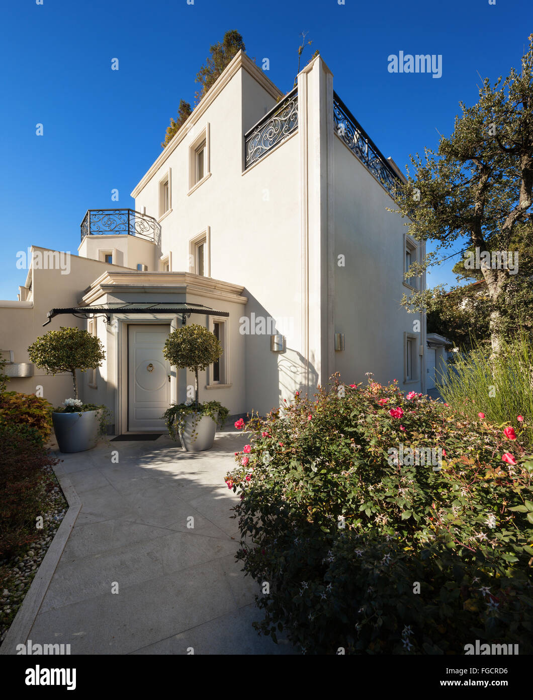 Architettura, la bianca facciata di una casa di lusso, la porta di entrata Foto Stock