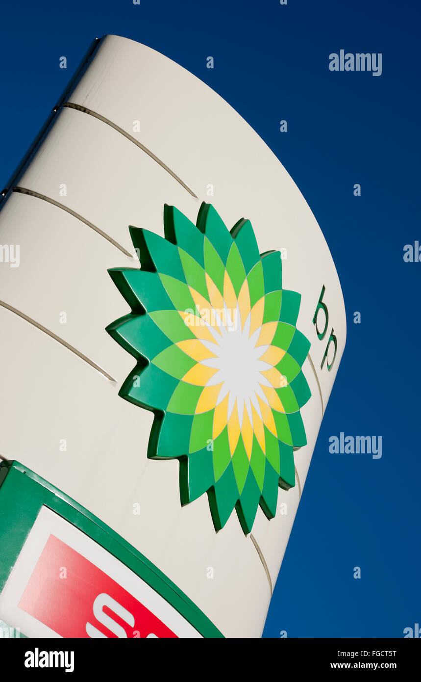 Primo piano della segnaletica BP logo fuori garage distributore di benzina Inghilterra Regno Unito GB Gran Bretagna Foto Stock