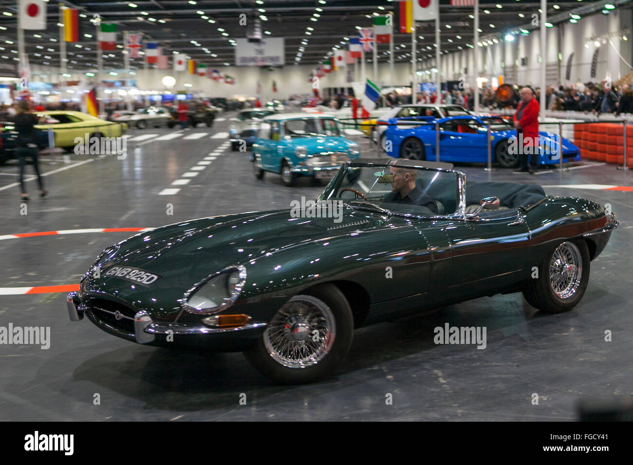 Londra, Regno Unito. 18 Febbraio, 2016. Jenson Button è rompere dalla sua impegnativa preparativi per il prossimo Grand Prix stagione di partecipare alla serata di apertura del London Classic Car Show (18-21 febbraio) a Excel nei Docklands di Londra. La Formula Uno 2009 il campione del mondo si unisce a host BBC F1 presenter Suzi Perry, oltre agli ospiti del motor sport e classic car mondi. Credito: Bluefly/Alamy Live News Foto Stock