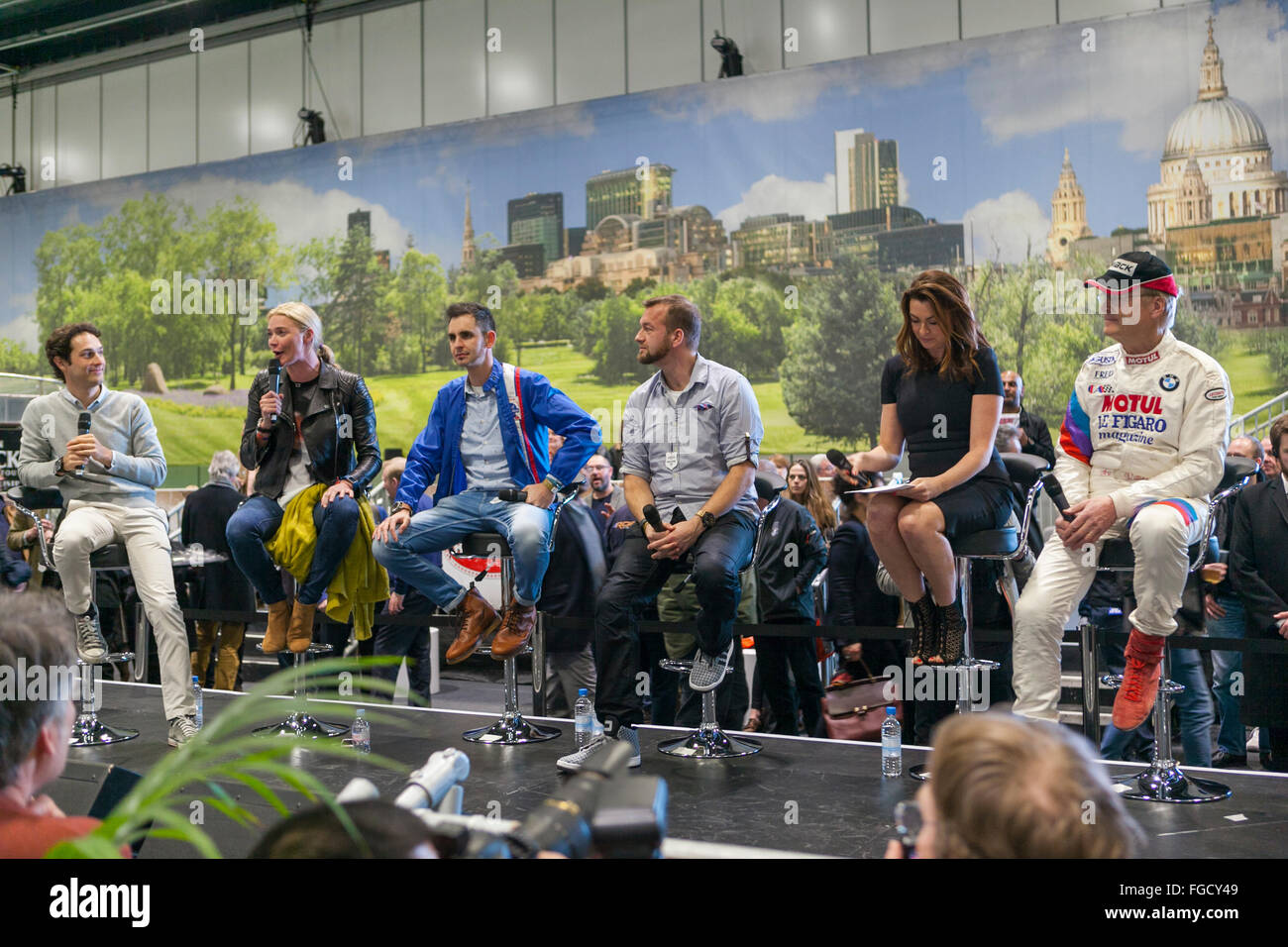 Londra, Regno Unito. 18 Febbraio, 2016. Jenson Button è rompere dalla sua impegnativa preparativi per il prossimo Grand Prix stagione di partecipare alla serata di apertura del London Classic Car Show (18-21 febbraio) a Excel nei Docklands di Londra. La Formula Uno 2009 il campione del mondo si unisce a host BBC F1 presenter Suzi Perry, oltre agli ospiti del motor sport e classic car mondi. Il pieno di celebrità di Sera Anteprima inizia una quattro giorni di grande dibattito per stabilire "quale nazione ha prodotto le migliori vetture". Credito: Steve Parkins/Alamy Live News Foto Stock