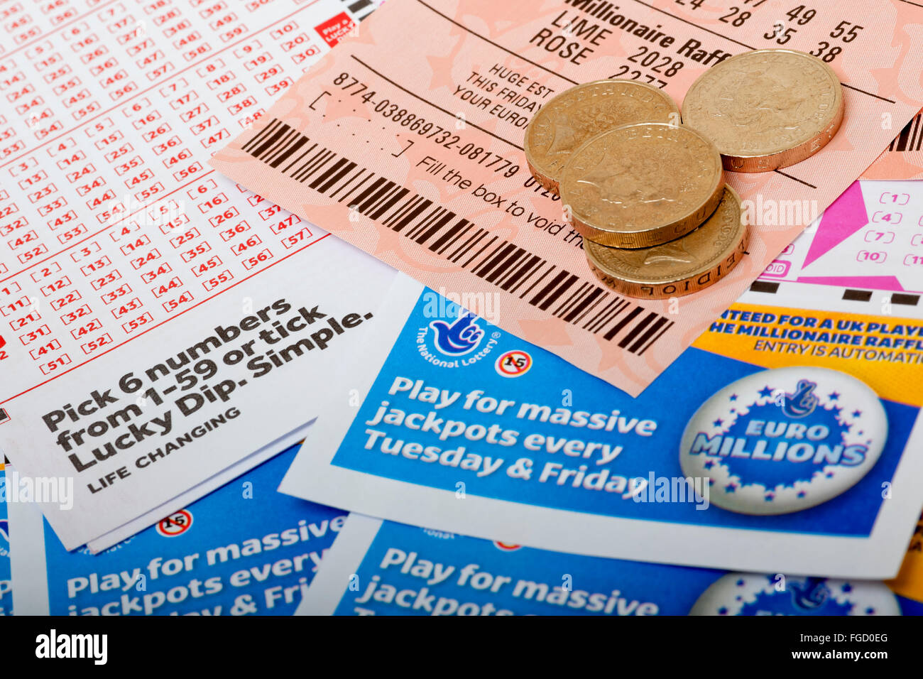 Primo piano di National Lottery lotto Euro Millions biglietti bancomat e tagliandi biglietto Inghilterra Regno Unito Regno Unito Gran Bretagna Foto Stock