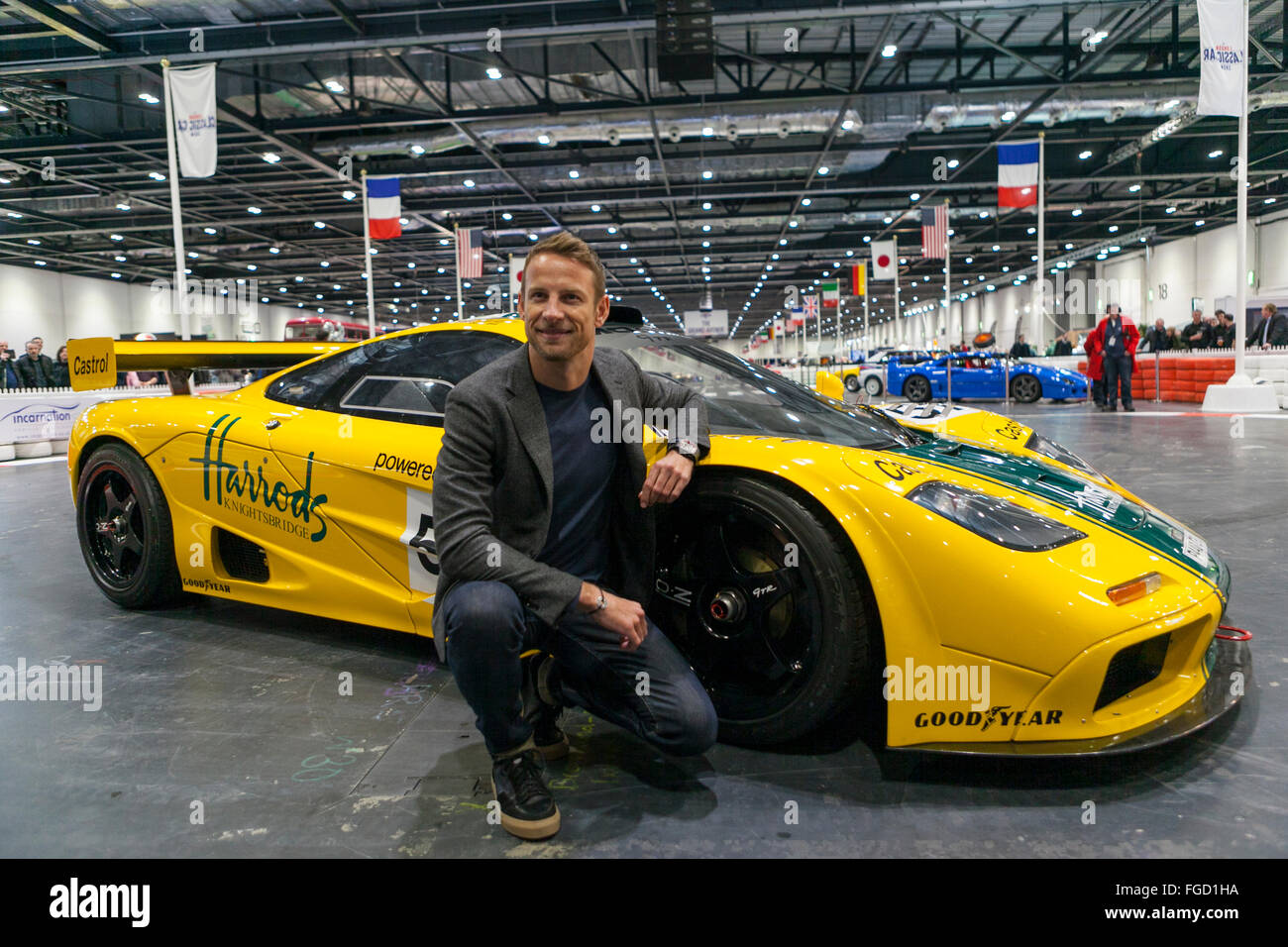 Londra, Regno Unito. 18 Febbraio, 2016. Jenson Button è rompere dalla sua impegnativa preparativi per il prossimo Grand Prix stagione di partecipare alla serata di apertura del London Classic Car Show (18-21 febbraio) a Excel nei Docklands di Londra. La Formula Uno 2009 il campione del mondo si unisce a host BBC F1 presenter Suzi Perry, oltre agli ospiti del motor sport e classic car mondi. Il pieno di celebrità di Sera Anteprima inizia una quattro giorni di grande dibattito per stabilire "quale nazione ha prodotto le migliori vetture". Credito: Bluefly/Alamy Live News Foto Stock
