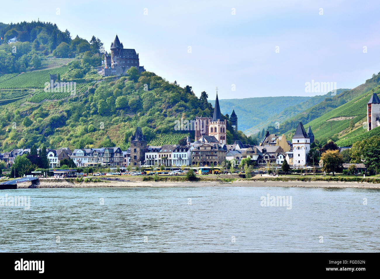 Città Bacharach nella valle del medio Reno e Castello Stahleck, Valle del Reno superiore e centrale, Germania Foto Stock