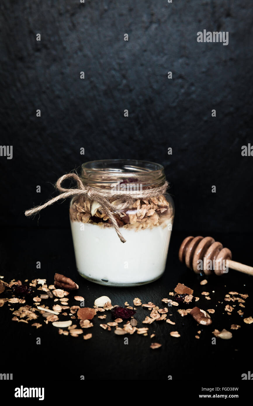 Il Granola di grano saraceno con yogurt e miele Foto Stock