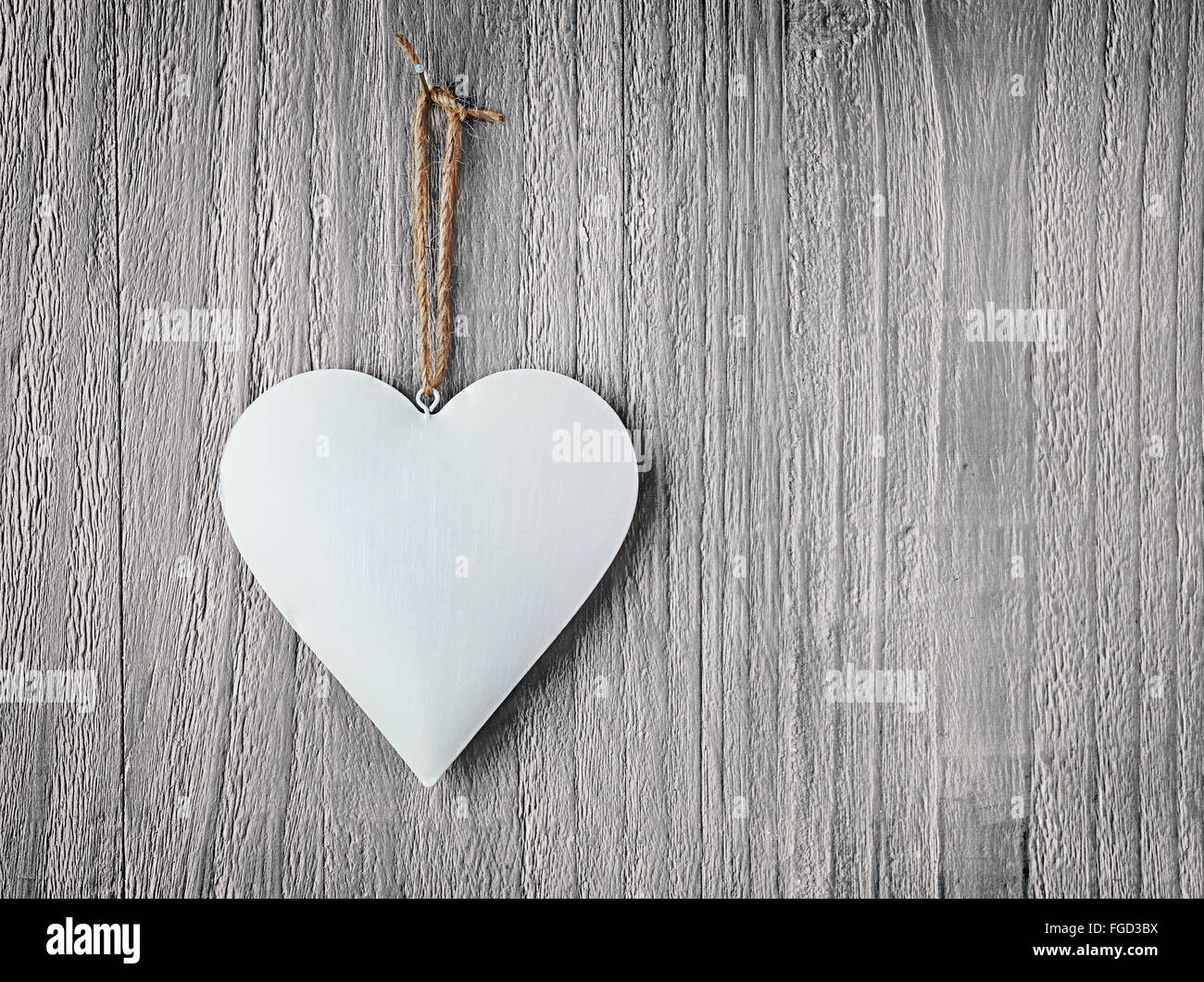 Cuore di metallo su vintage sfondo di legno come il giorno di San Valentino il simbolo Foto Stock