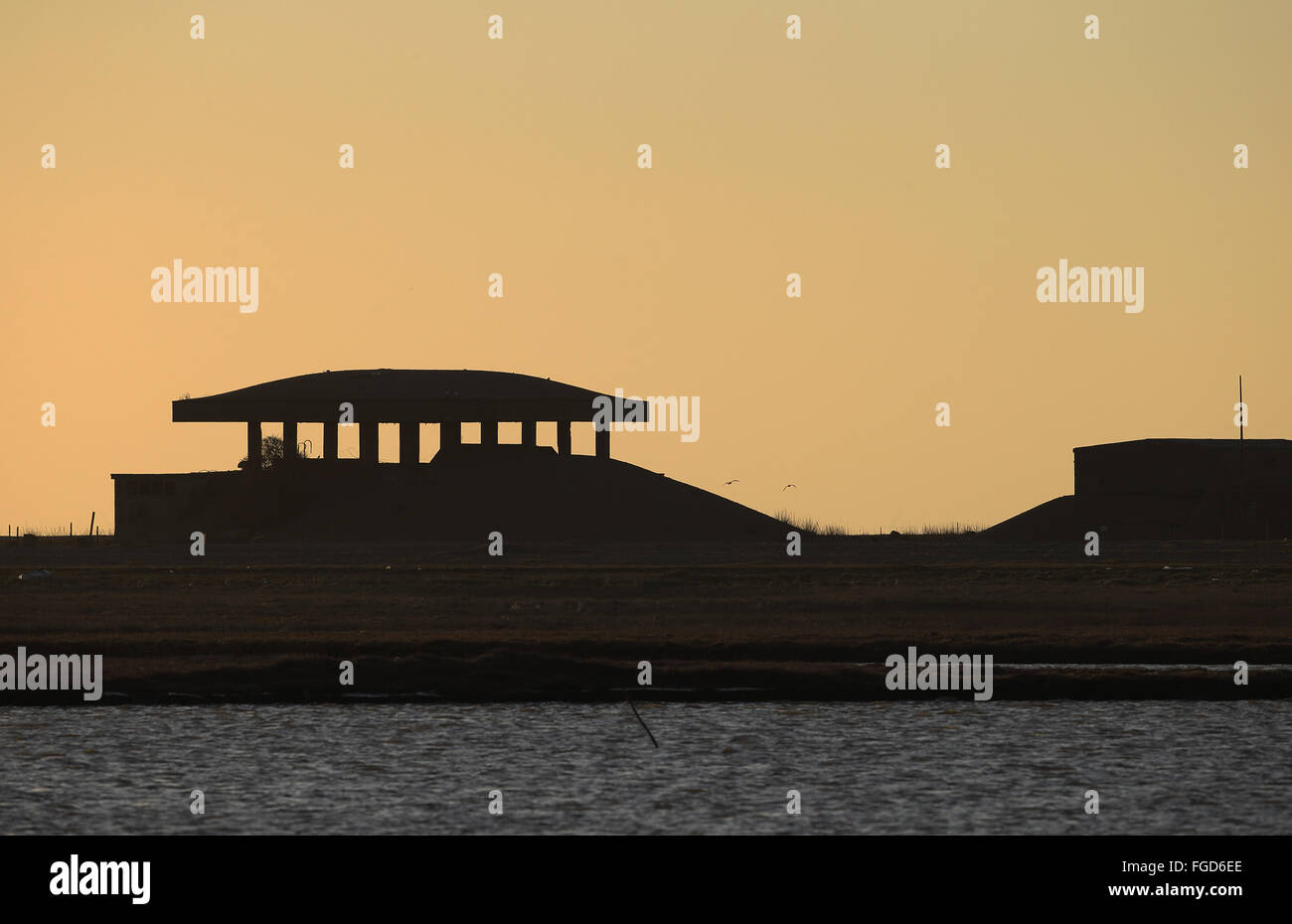 "Pagoda' edificio prova stagliano al tramonto, a ex armi atomiche ricerca creazione sito, Orford Ness, River Alde, Suffolk, Inghilterra, Marzo Foto Stock