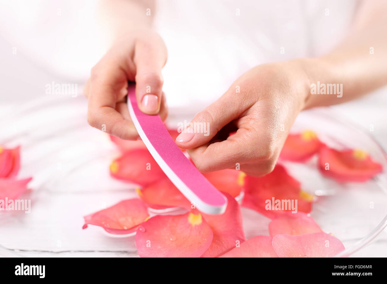 Manicure, unghie segare.vacanza unghie manicure pronto per l'estate. Manicure, chiodi donna seghe.Donna seghe lima per unghie unghie rosa carta Foto Stock