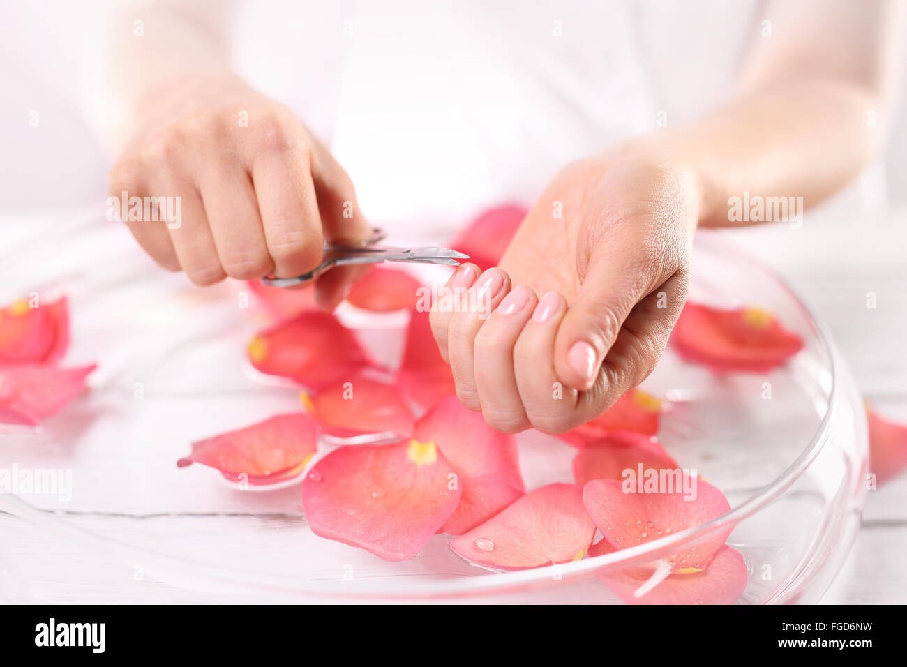 Tagliare le unghie, cura delle mani. Ricostruzione unghie. Medicated ricostruzione unghie. La donna taglia le unghie manicure home Foto Stock